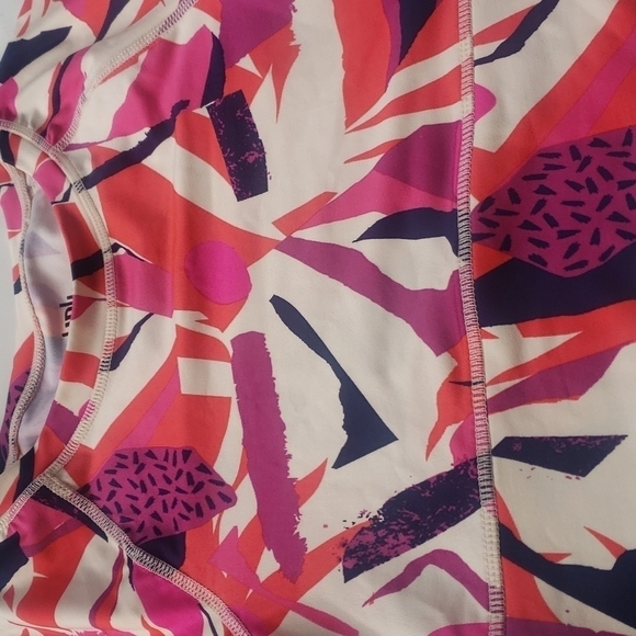 J. Dow Fitness Art Work Crop Top - Picture 5 of 9